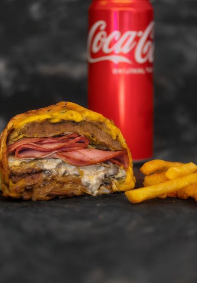 Calzone Triplex Bacon Burger Menü