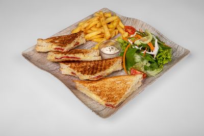 Beyaz Peynirli Domatesli Tost
