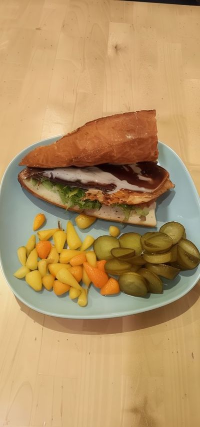 Yarım Ekmek Arası Kızarmış Kaşarlı Tavuk