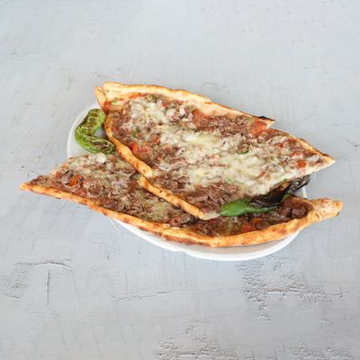 Kuşbaşılı Kaşarlı Pide
