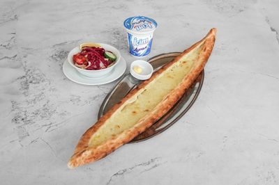 Peynirli Pide & Salata & Ayran Menü