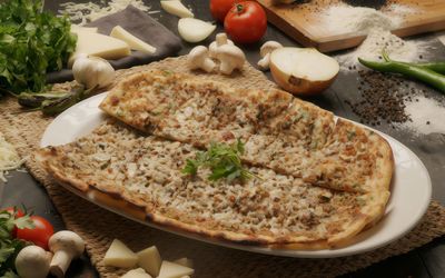 Kıymalı Kaşarlı Pide