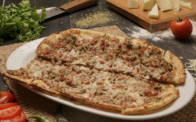 Kuşbaşılı Kaşarlı Pide