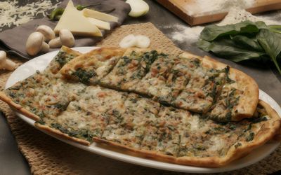Ispanaklı Yumurtalı Kaşarlı Pide