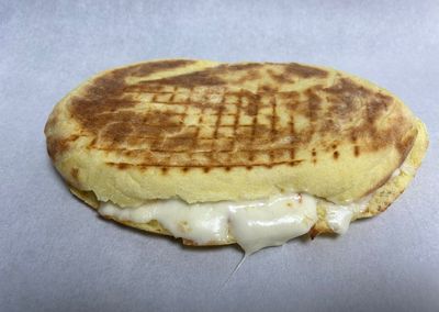 Mozzarellalı Kaşarlı Bazto (Bazlama Tost)