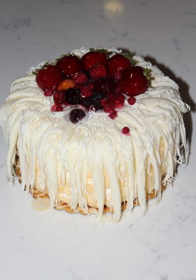 Beyaz Orman Meyveli Pasta (4-6 Kişilik)