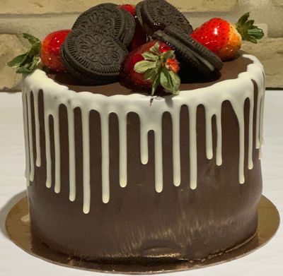 Çikolatalı Çilekli Oreolu Pasta (4-6 Kişilik)