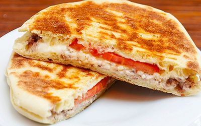 Kırmızı Biberli Sucuklu Kaşarlı Tost