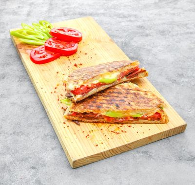 Sucuklu Salamlı Tost