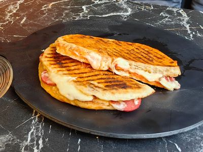 Füme Etli Kaşarlı Tost