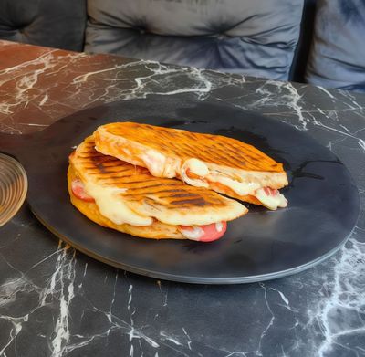 Yumurtalı Salamlı Kaşarlı Tost