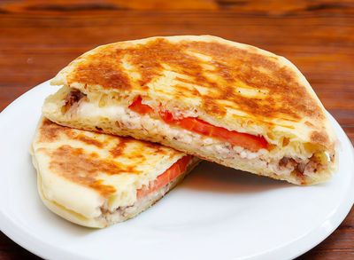 Beyaz Peynirli Kaşarlı Domatesli Tost