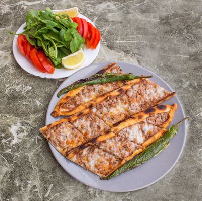 Kıymalı Kaşarlı Pide