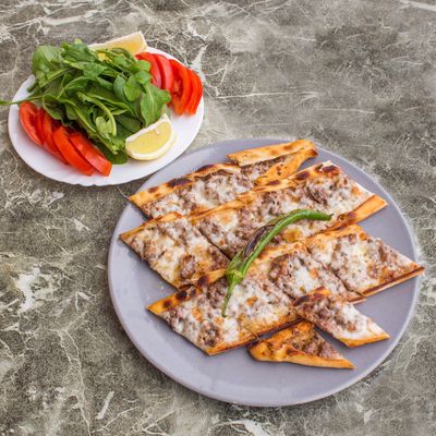 Kuşbaşılı Kaşarlı Pide