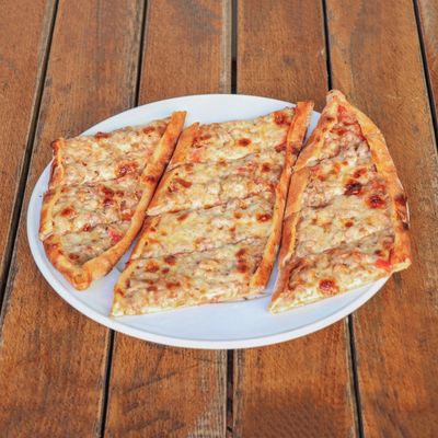 Kuşbaşılı Kaşarlı Pide