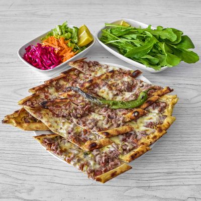 Kuşbaşılı Kaşarlı Pide