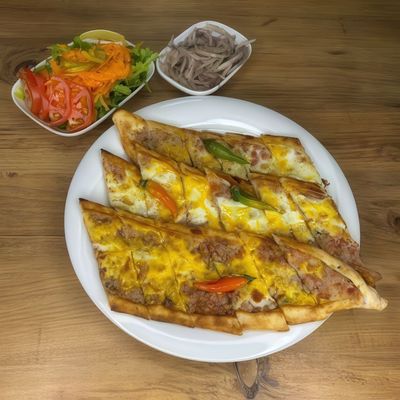 Kıymalı Yumurtalı Pide