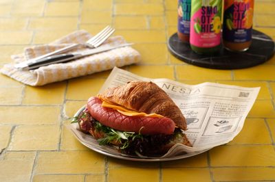 Füme Sosisli Kruvasan Sandviç