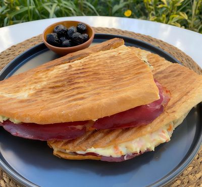 Pastırmalı Dana Jambonlu Sucuklu Kaşarlı Tost