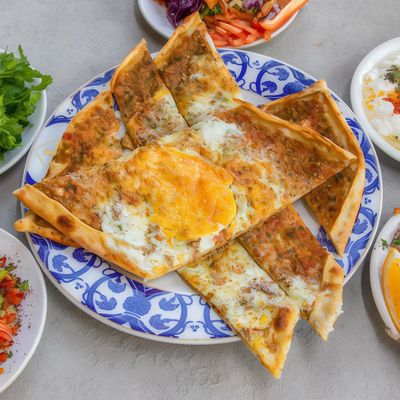 Kenarsız Kuşbaşılı Yumurtalı Pide