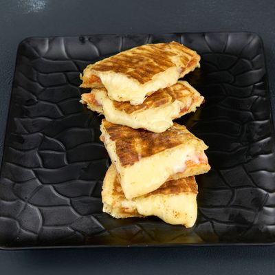 Çift Kaşarlı Bazlama Tost