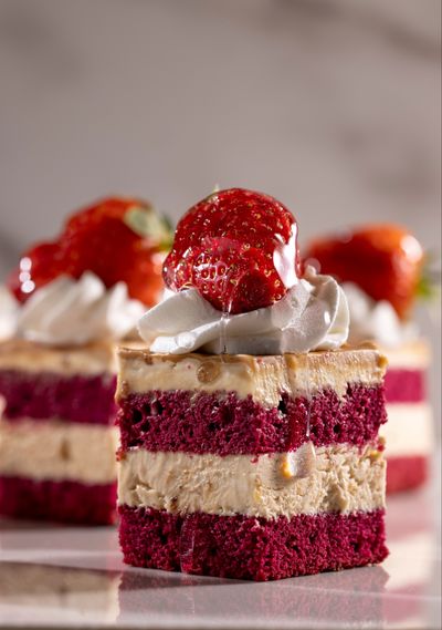 Çilekli Lotus Petifür