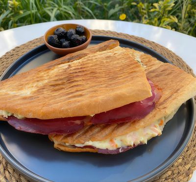 Çift Kaşarlı Amerikan Salatalı Tost