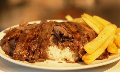 Pilav Üstü Yaprak Et Döner