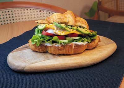 Avocado & Egg Kruvasan