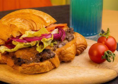 Happy Kruvasan Burger