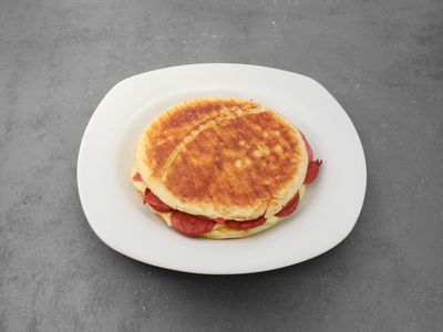 Kaşarlı Sucuklu Salamlı Bazlama Tost