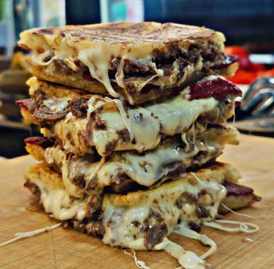 Sucuklu Kavurmalı Bazlama Tost