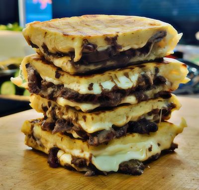 Kavurmalı Kaşarlı Bazlama Tost