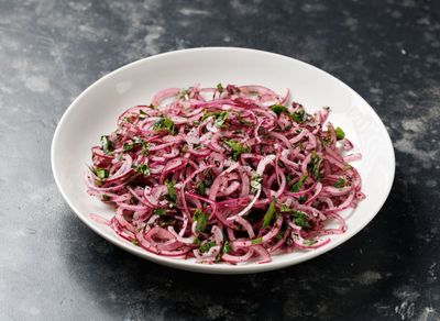 Sumaklı Soğan Salatası