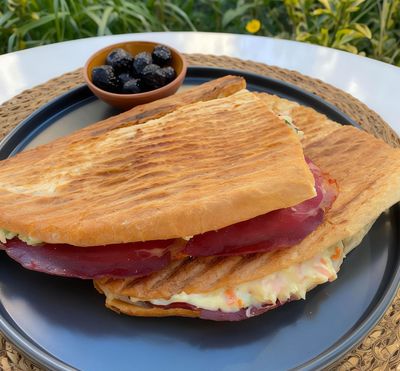 Çift Kaşarlı Sucuklu Tost