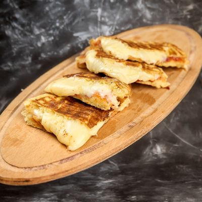 Bazlama Bol Kaşarlı Tost