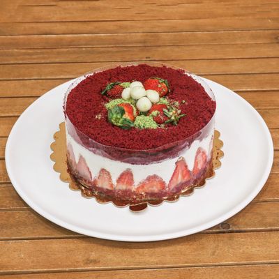 Çilekli Çikolatalı Pasta (4-6 Kişilik)