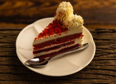 Çilekli Kadife Pasta (4-6 Kişilik)