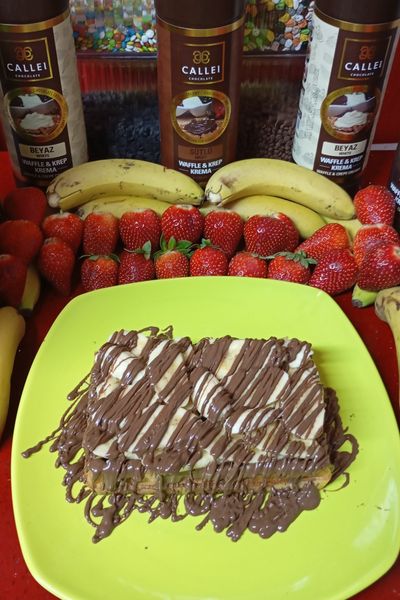 Bol Malzemeli Muzlu Fındıklı Waffle