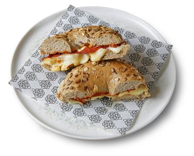 Dana Fümeli Tahıllı Bagel