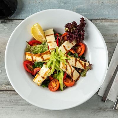 Hellim Peynirli Kırmızı Pancar Salatası