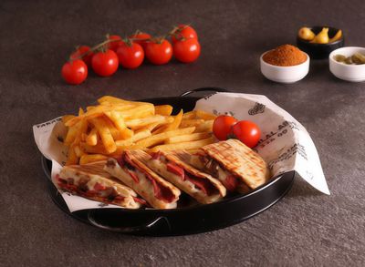 Kaşarlı Sucuklu Bazlama Tost