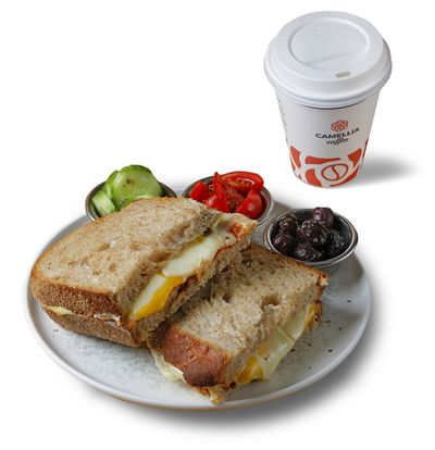 Ekşi Maya Ekmek Arası Kaşarlı Cheddarlı Acukalı Tost Menü