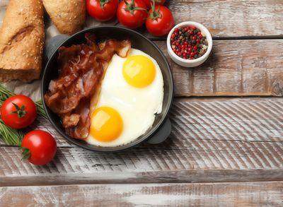 Sahanda Pastırmalı Yumurta