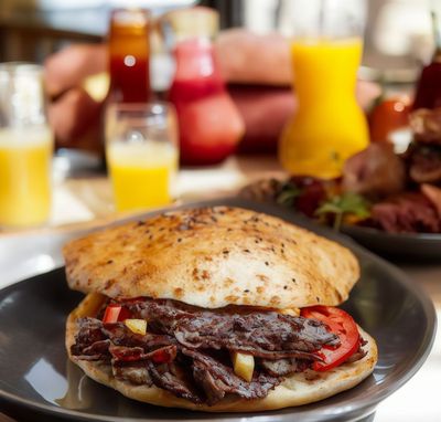 Tombik Ekmek Arası Hatay Soslu Et Döner Sandviç (70 gr.)