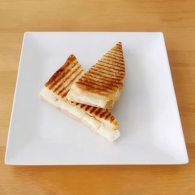 Zeytin Ezmeli Beyaz Peynirli Tost