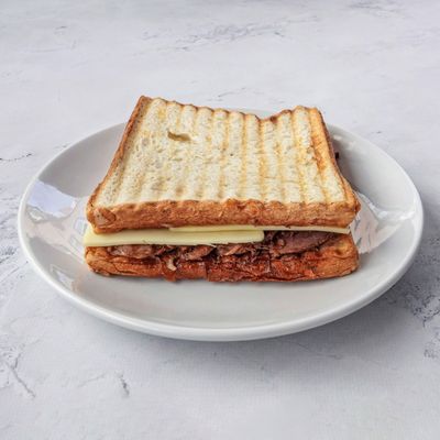 Orta boy Kavurma Kaşarlı Tost