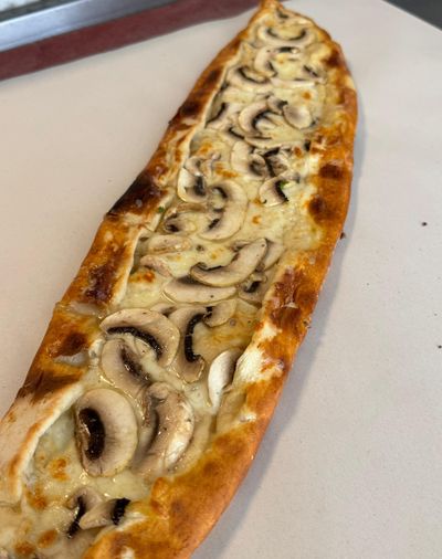 Kaşarlı Mantarlı Pide