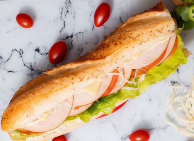 Pesto Soslu Hindi Füme Sandviç