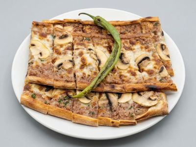 Kıymalı Kaşarlı Mantarlı Pide